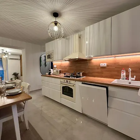 Mileticova Street, Keyless, Ac